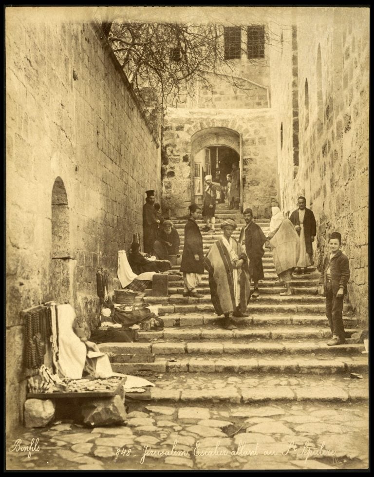 Una calle en el Barrio cristiano, tomada alrededor de 1870. EFE/Félix Bonfils.