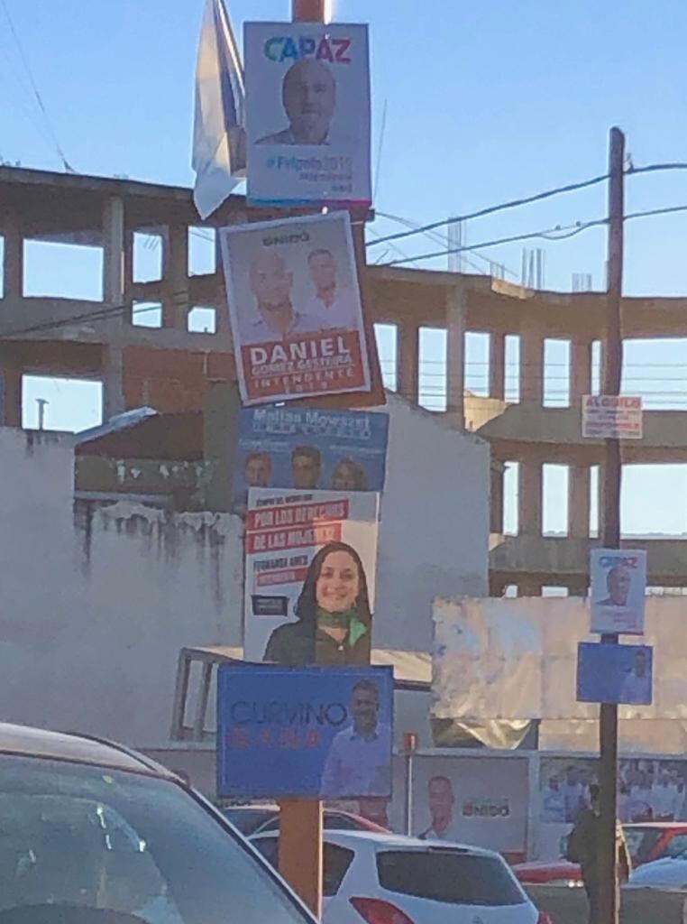 Invasión de carteles políticos en la ciudad