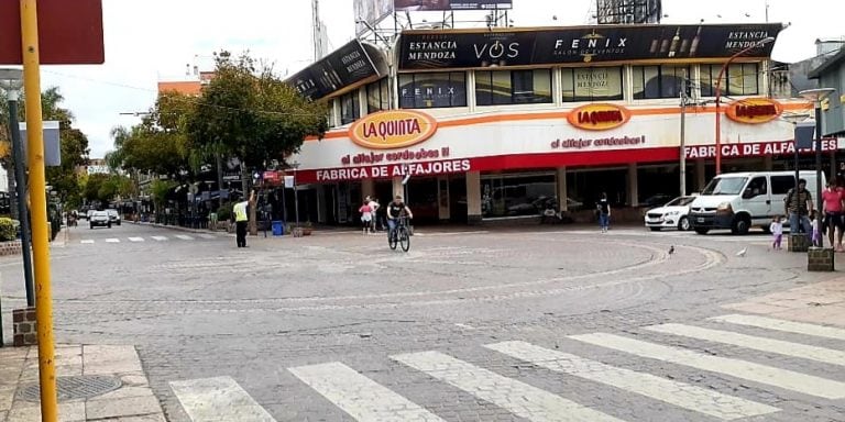 En una de las esquinas más transitada del microcentro de la ciudad.