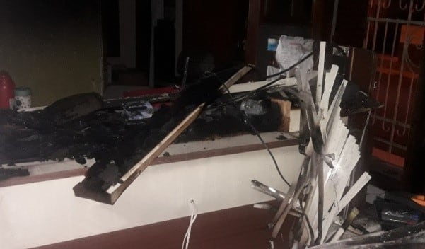 Así quedó parte del mobiliario en la oficina incendiada. (Radio Noba)