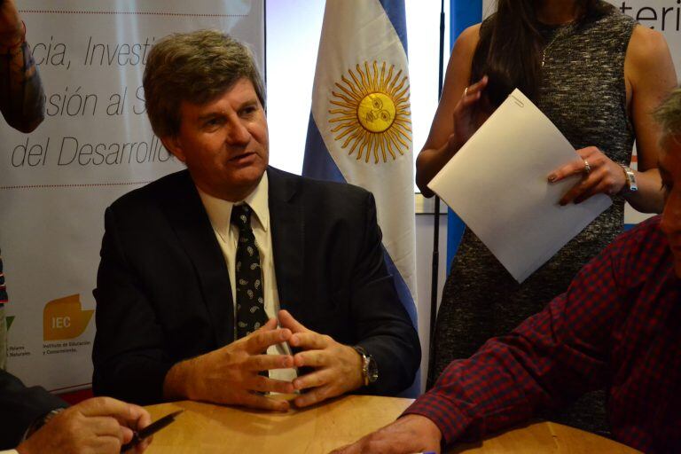 Firma de Convenios. Tierra del Fuego. Ministro de Ciencia y Tecnología de Tierra del Fuego. Daniel Martinioni.