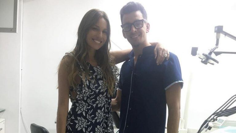 Guillermo Ardohain y  Pampita en el consultorio odontológico. 