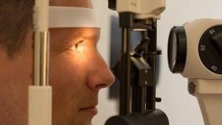 El glaucoma es una enfermedad progresiva de los ojos que puede causar ceguera.