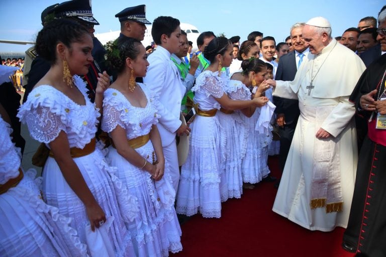 Jóvenes reciben al papa Francisco en el aeropuerto de Trujillo (Peru) el 20/01/2019. Francisco fue recibido por 70 parejas que bailaban marinera, el ritmo folclórico típico de la zona norte del país. En Trujillo, el papa oficiará una misa en la explanada de la playa Huanchaco, junto al océano Pacífico, ante una asistencia esperada de cientos de miles de personas. (Vinculado a la cobertura de dpa del día). Foto: Juan Carlos Guzmán/Agentur Andina/dpa +++ dpa-fotografia +++