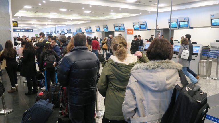 Demoras y cancelaciones de vuelos en Aeroparque. (EFE)