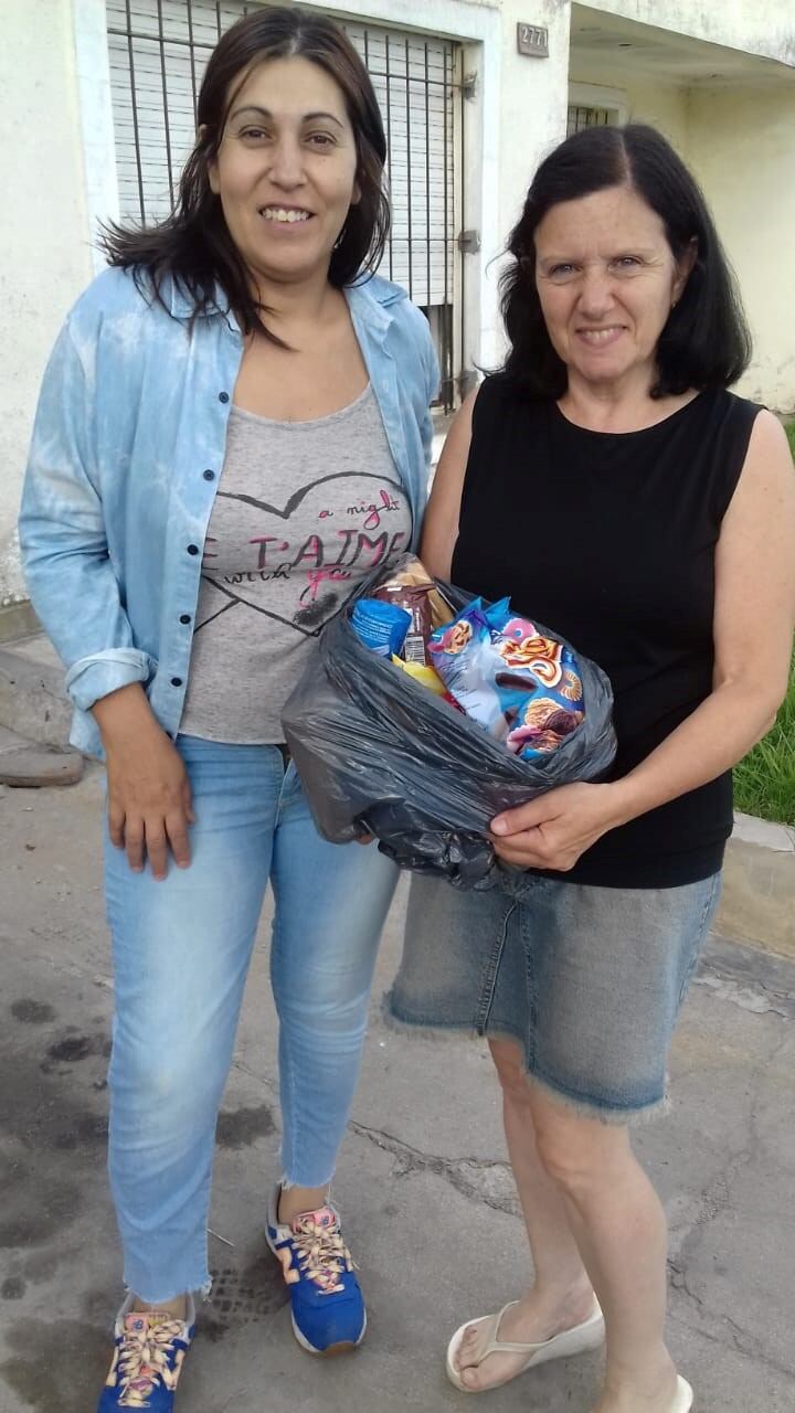 Liliana entregó las galletitas en comedores de Tandil.