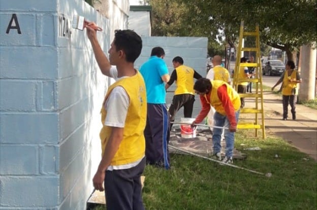 Jóvenes voluntarios mejoraron viviendas de personas mayores