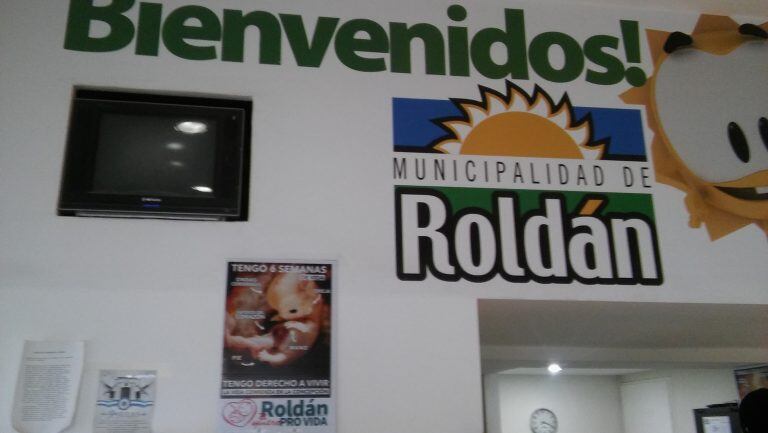 Cartel "provida" en la Municipalidad de Roldán. (El Roldanense)