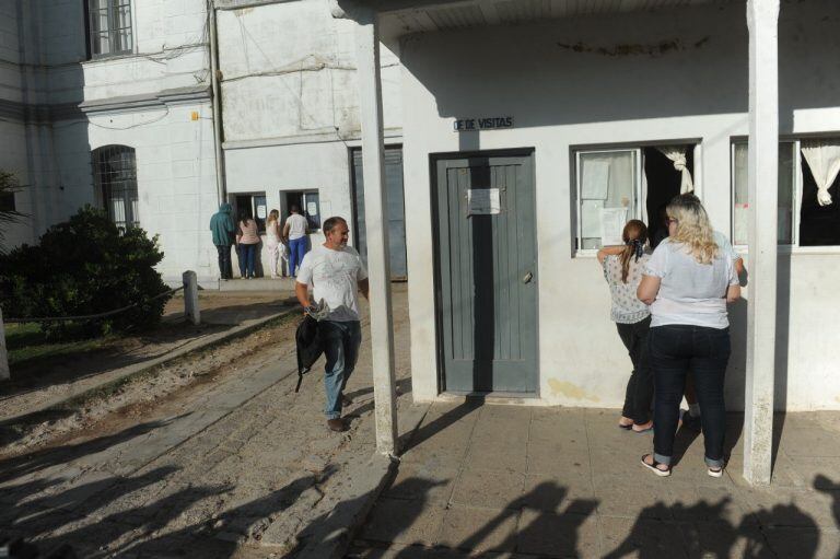 Visita de los padres de los rugbiers que asesinaron a Fernando Báez Sosa en el penal de Dolores (Foto: Clarín)