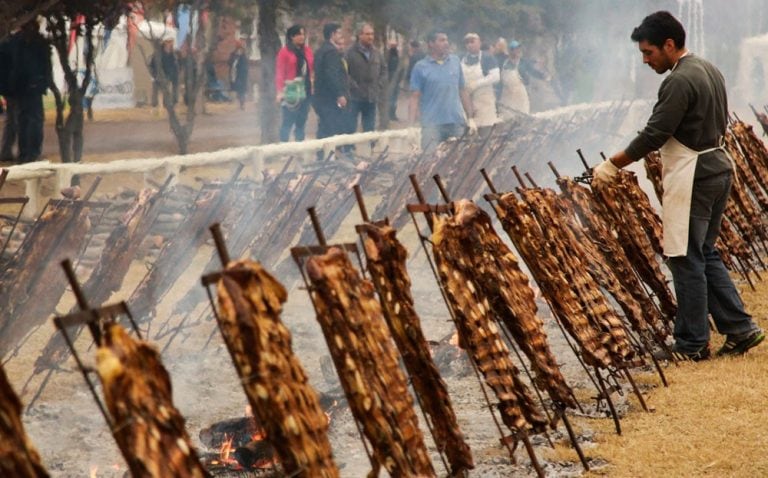 Los tradicionales costillares al ensartador no van a faltar en la edición 2020 de la Fiesta.