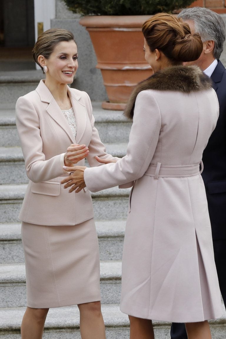 GRA399. MADRID, 22/02/2017.- La Reina Letizia conversa con Juliana Awada (d), esposa del presidente de Argentina, Mauricio Macri (d), a su llegada hoy al Palacio de la Zarzuela donde les ofrecen un almuerzo, en la primera jornada de la visita de Estado a 