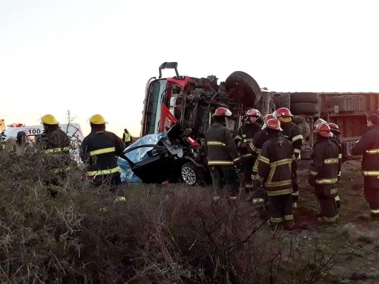 Bomberos de Río Colorado y Conesa trabajaron en el lugar para retirar los cuerpos de los hierros retorcidos.