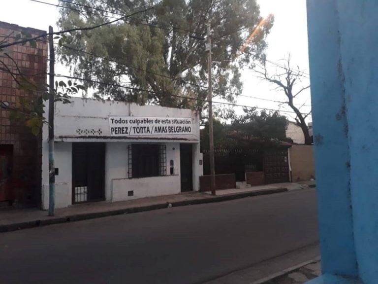 Los carteles que aparecieron en los alrededores de la cancha de Belgrano criticando a la actual gestión de Franceschi y al ex Armando Pérez. (Forza Belgrano)