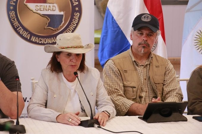 Patricia Bullrich y el ministro de la SENAD de Paraguay, Arnaldo Giuzzio. (Twiter de SENAD)