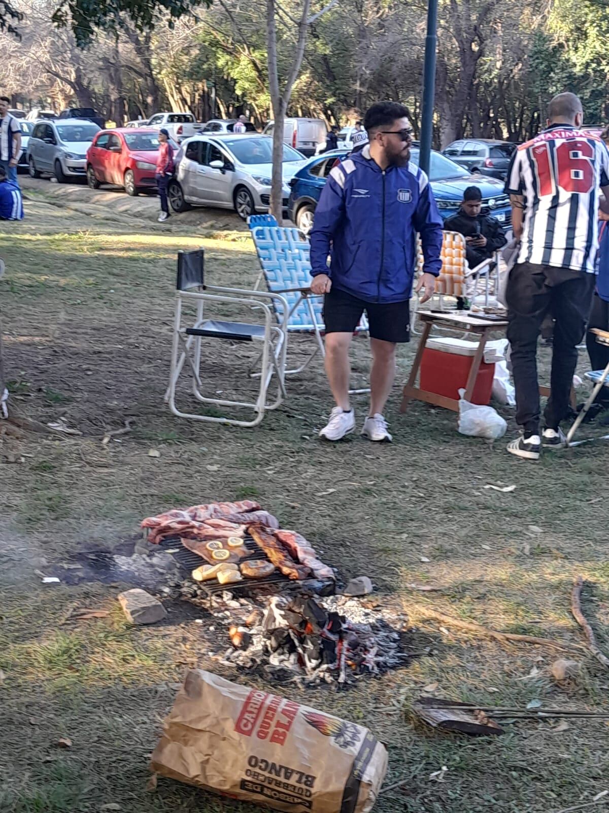 Los hinchas de Talleres, en el parque San Martín, en la previa al partido ante Boca por octavos de final de Copa Argentina. (La Voz)