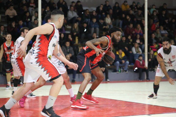 Argentino Jr, Huracán, Blanco y Negro y Sarmiento semifinalistas del Oficial de Básquet