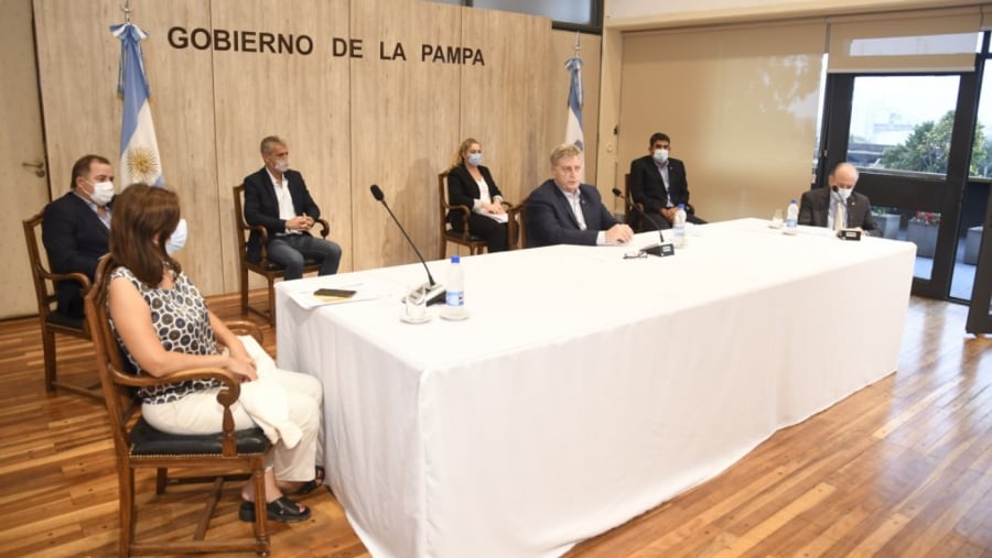 El gobernador y sus funcionarios durante la conferencia de prensa 