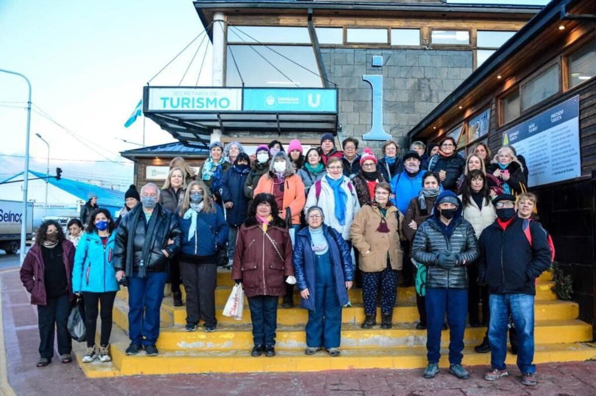 Un nuevo contingente de adultos mayores navegó por el Canal Beagle