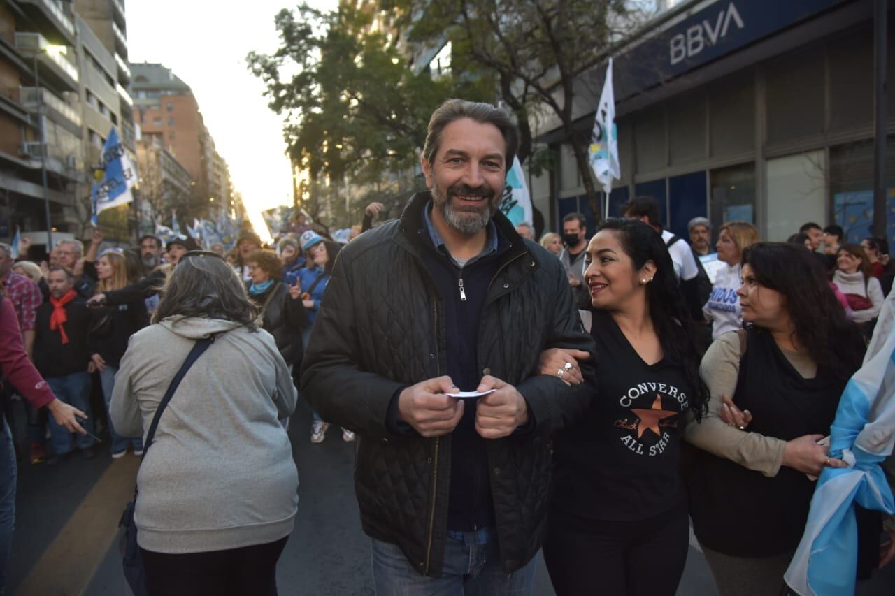 Pablo Carro, uno de los referentes K en Córdoba, en la movilización (Facundo Luque / La Voz).