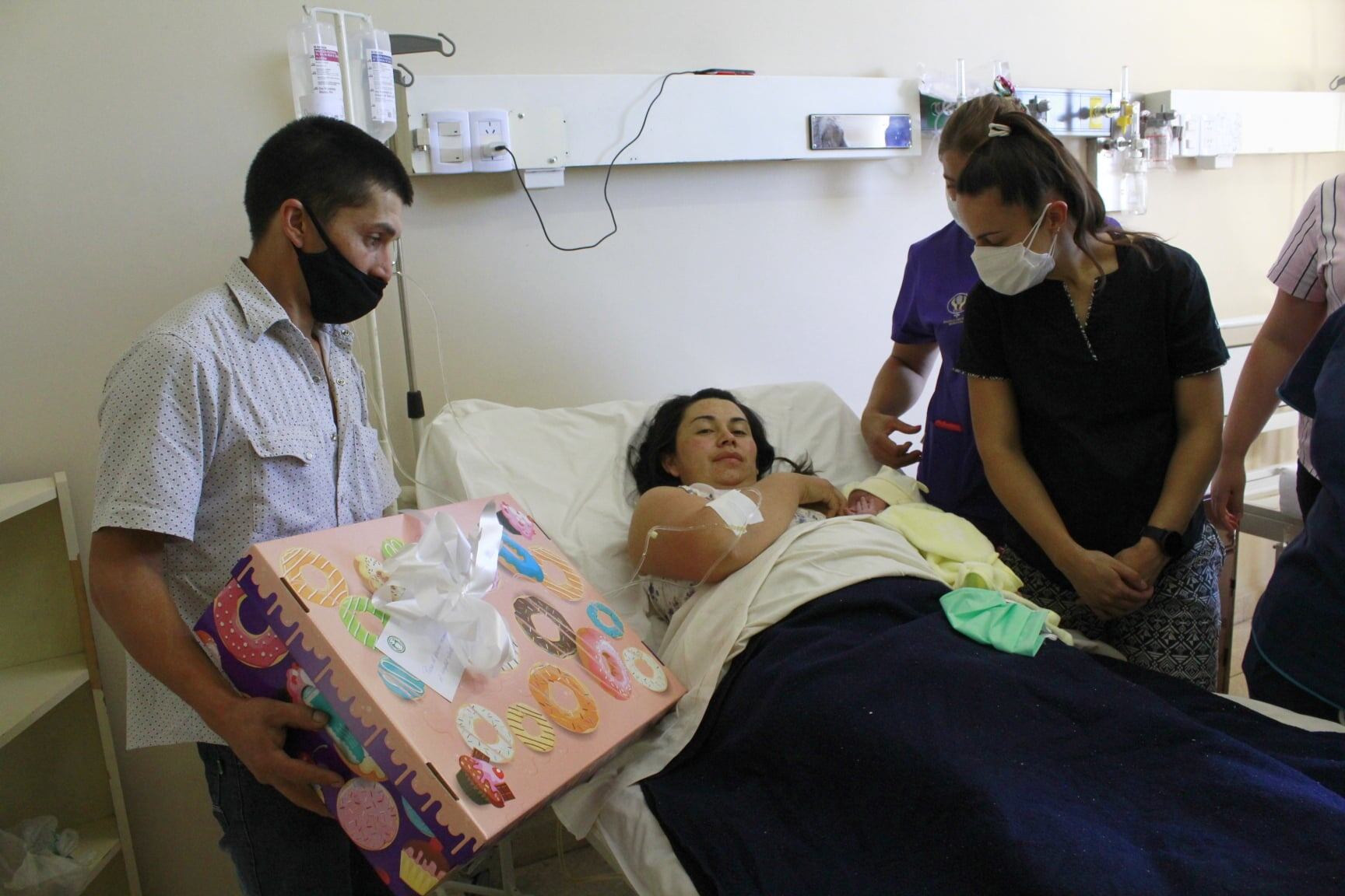 Valeria y su bebé Dante, el segundo en nacer en San Rafael, su papá Daniel y los representantes de la cooperadora del Hospital Schestakow que le hicieron regalos. Gentileza