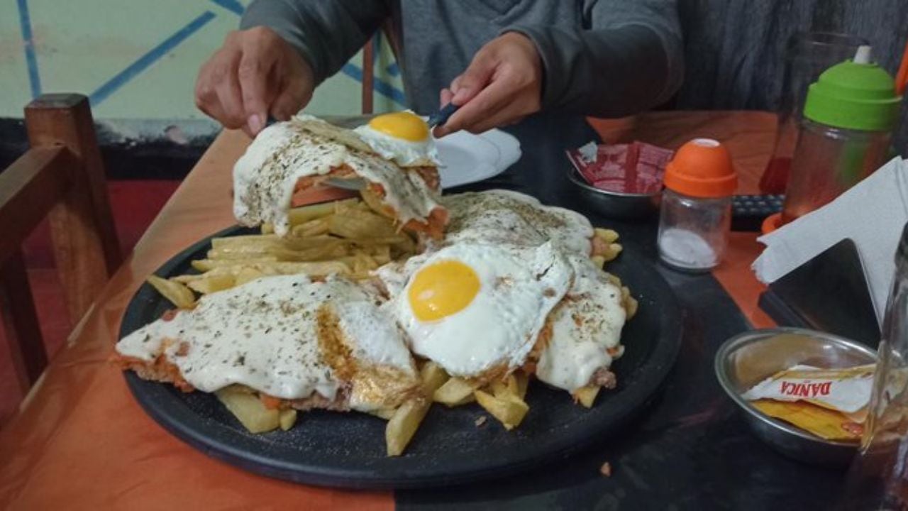 Comió 2 milanesas napolitas con fritas y pagó 1700 pesos