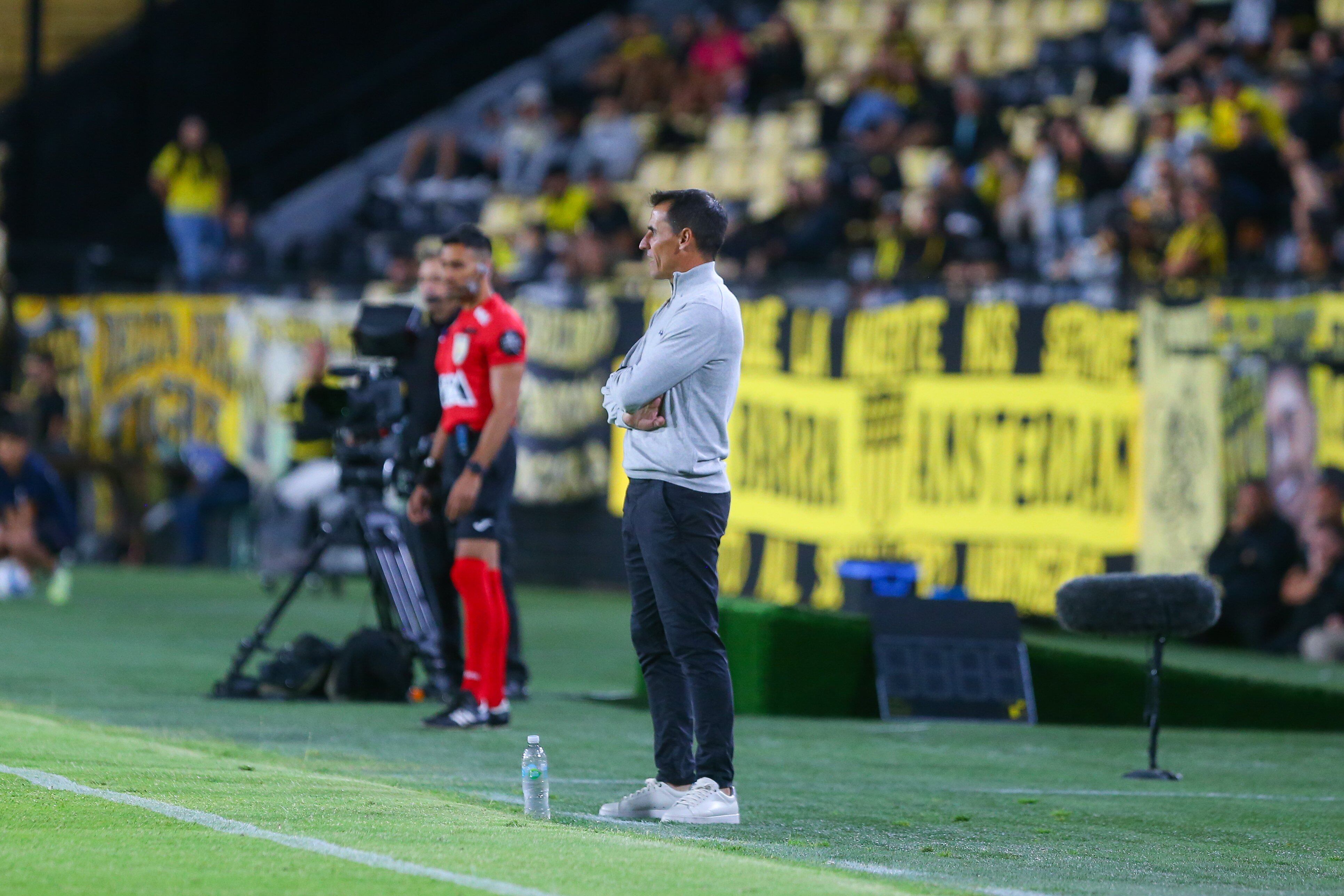 Guillermo Farré, el DT del Pirata, durante el partido ante Peñarol en Montevideo, por la Serie Río de La Plata. (Prensa Belgrano)