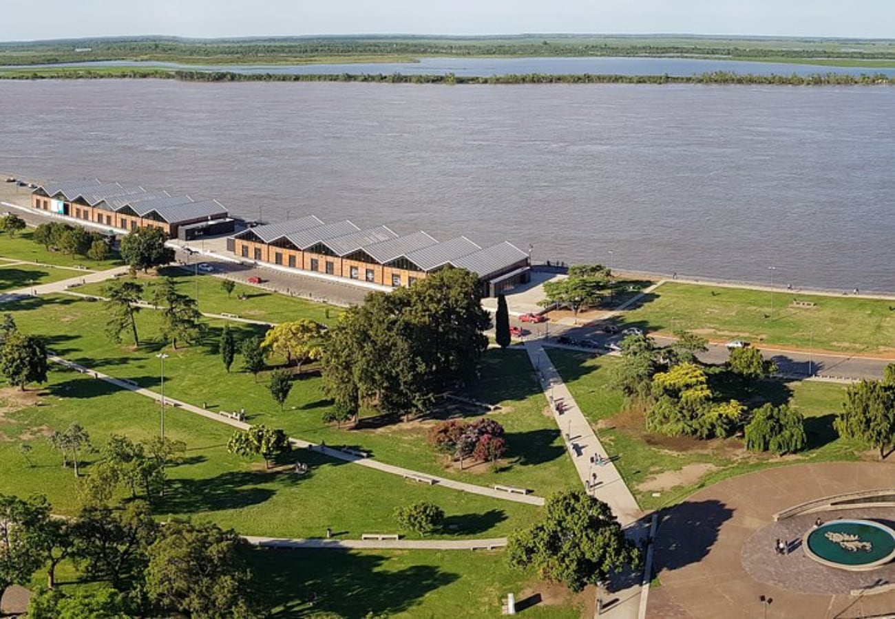 Marco natural del emblemático Monumento a la Bandera, este parque enlaza paseos y arboledas junto al río.