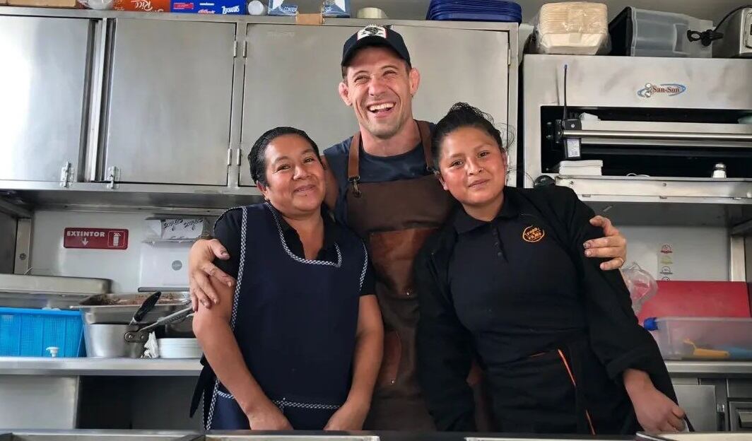 Agustín Peppi junto a las cocinera de History Channel, en Desafío sobre Fuego, así es el mendocino detrás de cámaras.