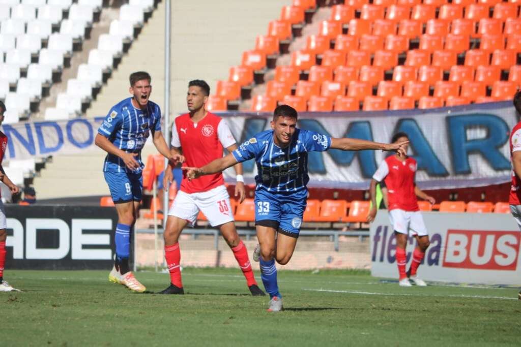 Ezequiel Bullaude, autor de dos golazos para el Tomba, fue determinante en el juego ofensivo del equipo.