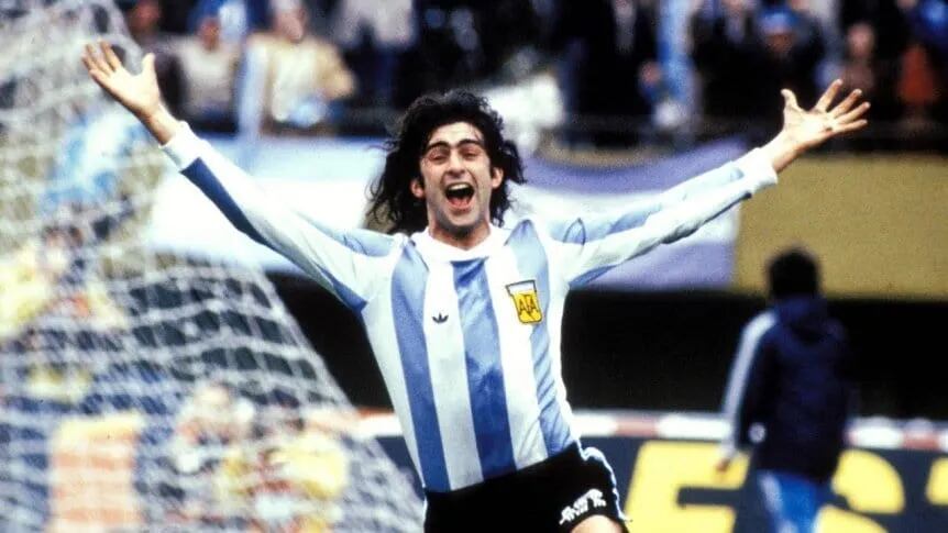 Mario Alberto Kempes anotando el gol ganador en la final de la Copa del Mundo.