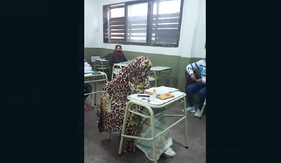 Alumno salteño con manta en clase