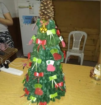 Los pinos de cartón que hacen las policías de Neuquén para que todos los niños tengan su árbol navideño.