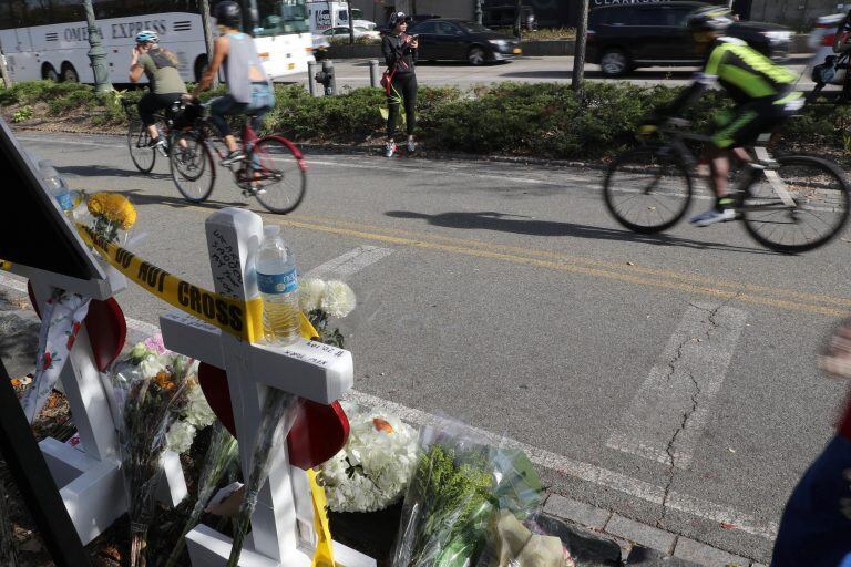 En la bicisenda del río Hudson dejaron cruces y ofrendas florales tras el atentado.