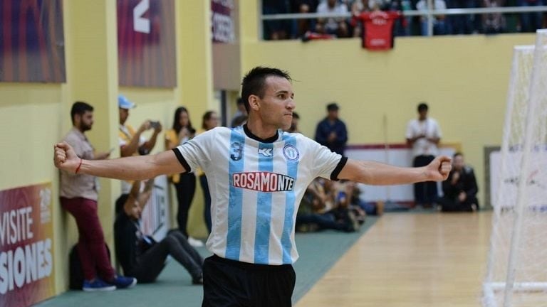 Un corplulento arquero brasileño que casi ocupaba todo el arco, tapó el penal de la estrela de la selección Diego Koltes festeja. (Los Andes)