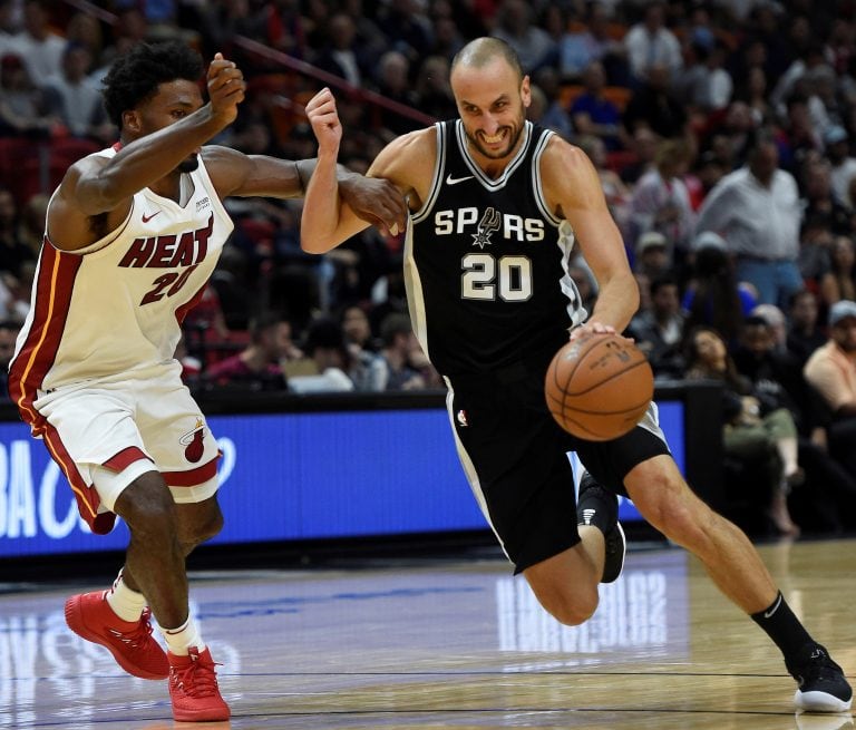 MIA02. MIAMI (EE.UU.), 25/10/2017.- Manu Ginobili (d) de los San Antonio Spurs en acción ante Justice Winslow de los Miami Heat durante un partido de la NBA hoy, miércoles 25 de octubre de 2017, en el American Arena en Miami, Florida (EE.UU.). EFE/RHONA WISE eeuu miami Manu Ginobili basquet liga NBA basquetbolistas partido heat vs spurs