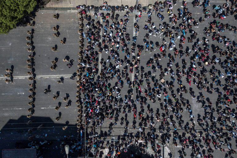 Las manifestaciones contra los precios de los boletos del metro estallaron en violencia el 18 de octubre, desatando protestas cada vez mayores sobre los costos de vida y la desigualdad social. Crédito: JAVIER TORRES / AFP.