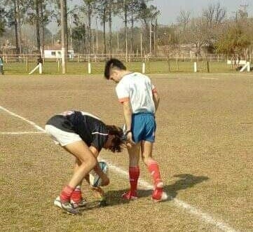 Juan Pablo Ferino, juez que se sacó los botines y se los dio a un joven rugbier. (Scrum)