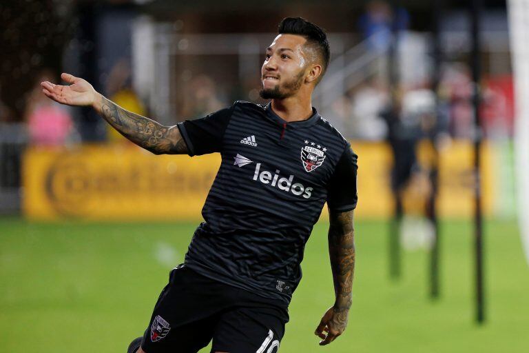 Aug 19, 2018; Washington, DC, USA; D.C. United midfielder Luciano Acosta (10) celebrates after scoring a goal against New England Revolution in the first half at Audi Field. Mandatory Credit: Geoff Burke-USA TODAY Sports eeuu Luciano Acosta campeonato torneo liga norteamericana mls futbol futbolistas partido D.C. United New England Revolution