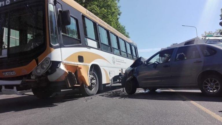 Una mala maniobra provocó un choque y posterior despiste de un Vw Polo que chocó contra un colectivo (web).