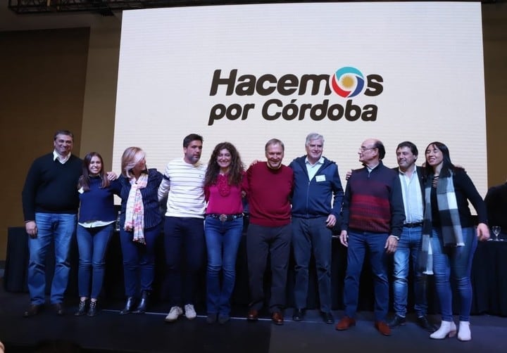 Juan Schiaretti y los candidatos a diputados (Foto: Clarin)