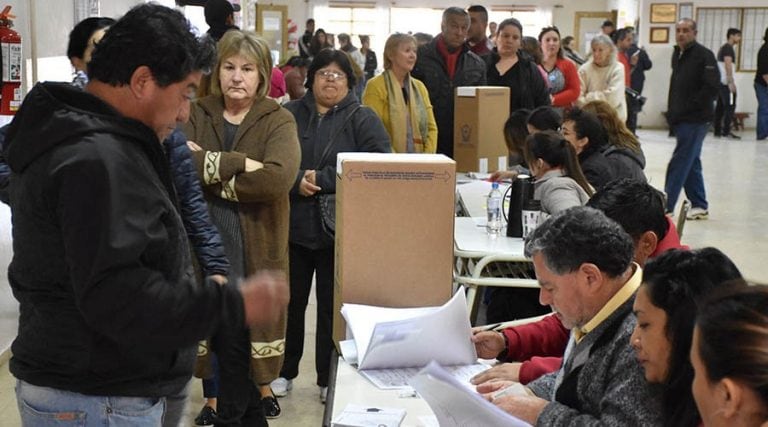 La fría mañana santarroseña vive un intenso movimiento de votantes (eldiariodelapampa)