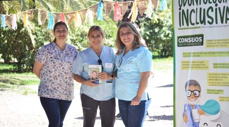 Las integrantes del stand de Odontología Inclusiva (Vía Santa Rosa)