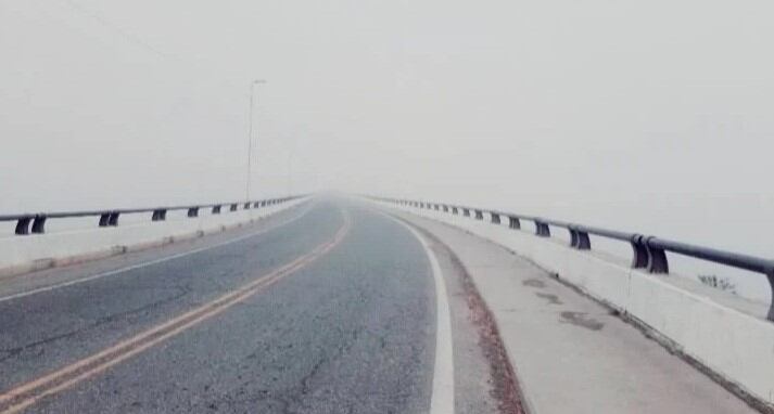 La ruta llena de neblina, justo en el lugar donde quedaron varados.