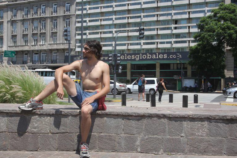 Un hombre descansa sin camiseta debido al calor (EFE)