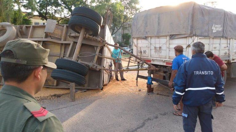 Camión despistó y volcó el acoplado de maíz