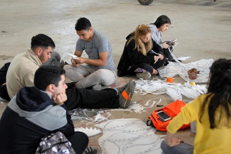 60º Fiesta Nacional y Provincial de Carrozas Estudiantiles Gualeguaychú. (foto estudiantes trabajando 2019)
Crédito: Prensa Carrozas