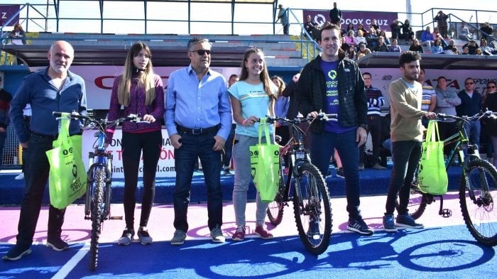 Les entregaron bicicletas a alumnos abanderados en Godoy Cruz