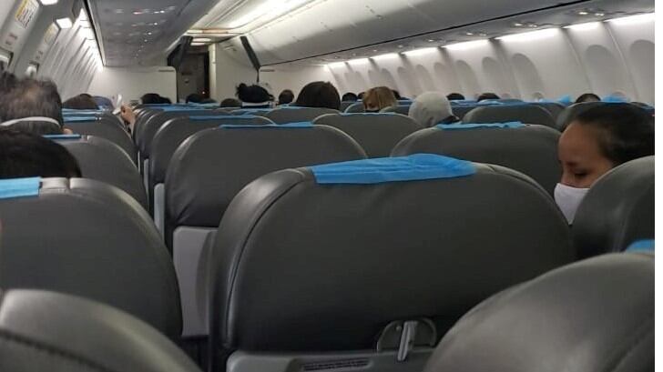 Ochenta pasajeros procedentes de Buenos Aires llegaron el jueves a Jujuy en el primer vuelo con que Aerolíneas Argentinas reinició sus operaciones en el país.