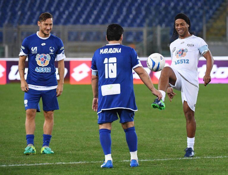 Diego Armando Maradona, junto al jugador italiano del AS Roma Francesco Totti y al jugador brasileño Ronaldinho en 2016 (EFE)