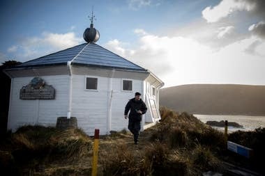 La aventura de los marinos que navegan los mares del sur para controlar el Faro del fin del Mundo Fuente: LA NACION - Crédito: Santiago Filipuzzi / Enviado Especial.